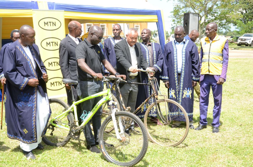 MTN Uganda's John Paul Okwi alongside Toro Premier Stephen Kiyingi launch the bicycle race second edition as kingdom minister look on 2