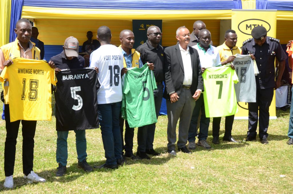 Some of the participating county football teams pose for a grp photo with Prime Minister Stephen Kiyingi and MTN's John Paul Okwi